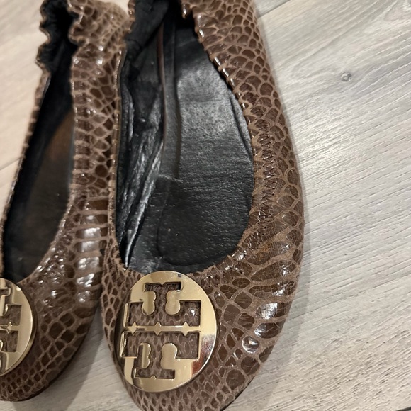 Tory Burch Brown Croc-Embossed Logo Ballet Flats - Picture 6 of 6